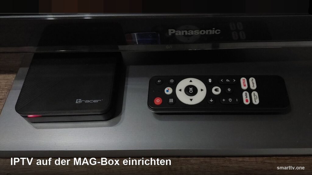 IPTV-Set-Top-Box mit Fernbedienung unter einem Fernseher (Symbolbild)